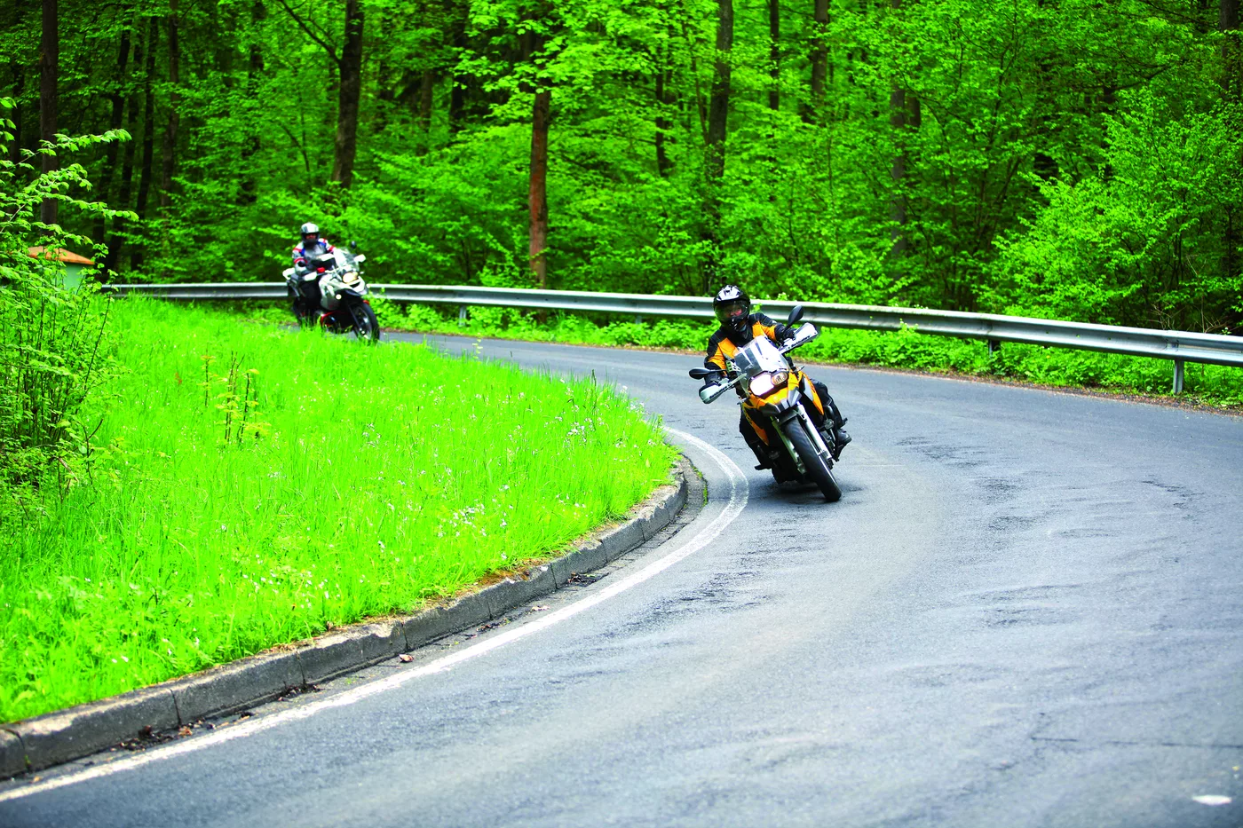 Zwei Motorräder in einer weiten Kurve auf der Landstraße