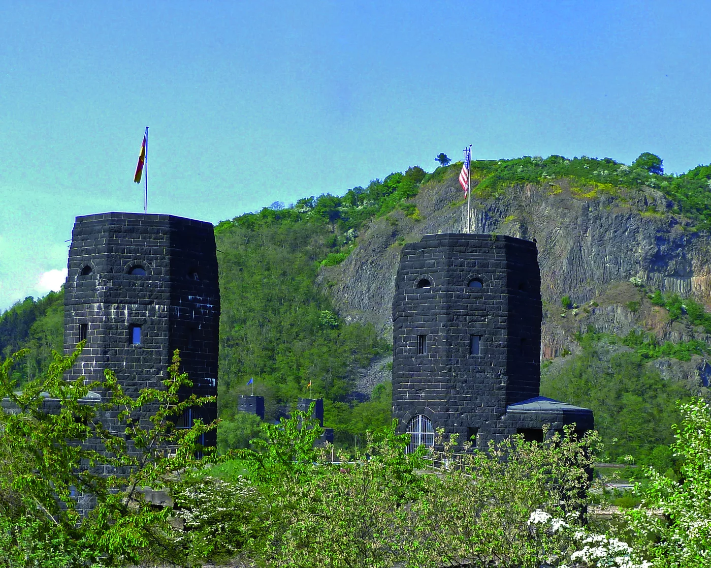 Die erhaltenen Brückentürme der Brücke von Remagen am Rhein Die erhaltenen Brückentürme der Brücke von Remagen am Rhein