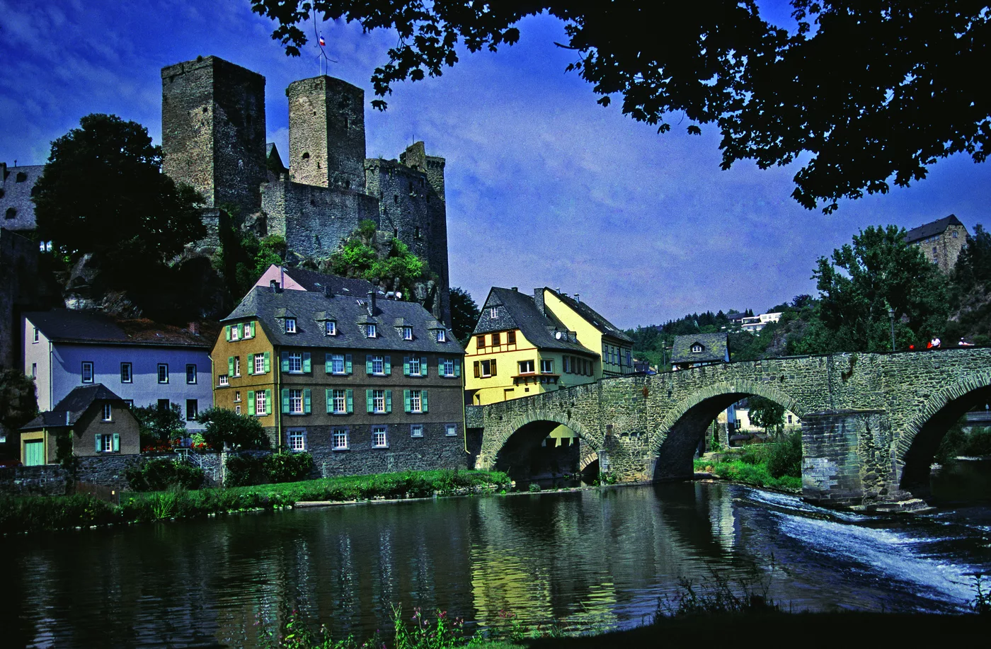 Burg Runkel über der Lahn mit der steinernen Bogenbrücke Burg Runkel über der Lahn mit der steinernen Bogenbrücke
