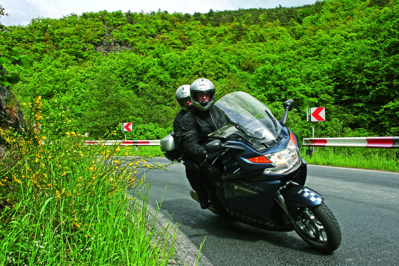 Motorrad auf der kurvigen Straße durch das Sayntal Motorrad auf der kurvigen Straße durch das Sayntal